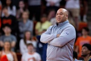 Huấn luyện viên bóng rổ Notre Dame xin lỗi vì hành động khiêu khích trọng tài 16 Huấn luyện viên bóng rổ Notre Dame xin lỗi vì hành động khiêu khích trọng tài