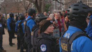 Một năm sau vụ bạo loạn 6/1, một số người biểu tình được Tổng Thống Donald Trump ân xá vẫn ngông cuồng