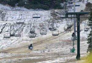 Các thị trấn miền núi California mong ngóng tuyết sau những trận mưa lớn