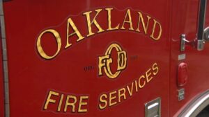 Lính cứu hỏa đối phó hỏa hoạn 3-alarm tại Oakland
