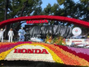 Mưa Lớn “Tấn Công” Lễ Diễu Hành Hoa Hồng Lần Đầu Sau 20 Năm