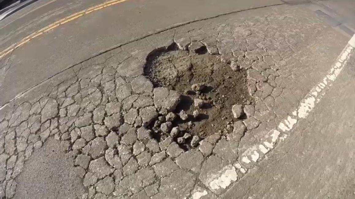 Chính quyền Los Angeles sửa chữa 2,400 ổ gà sau mưa bão 1 Pothole