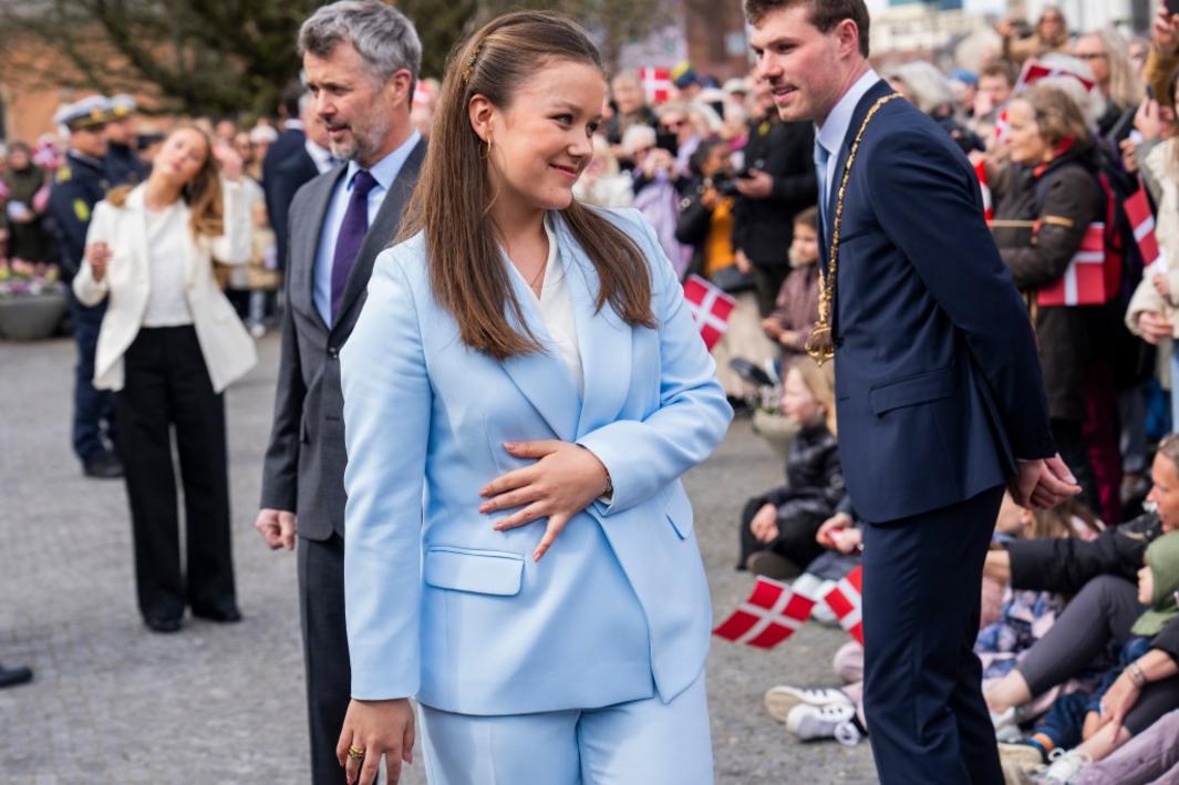 Người ủng hộ Tổng Thống Donald Trump &#8216;lên kế hoạch&#8217; hôn nhân hoàng gia cho Barron Trump