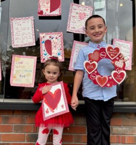 Cư dân Saratoga gửi thông điệp yêu thương qua cửa sổ các cửa hàng 19 Cư dân Saratoga gửi thông điệp yêu thương qua cửa sổ các cửa hàng