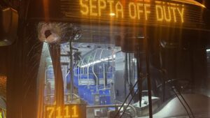 Người đi bộ ném gạch vỡ kính xe buýt SEPTA trên xa lộ I-76