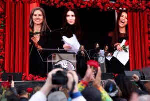 Hàng ngàn người tề tựu tưởng niệm Bobby Weir của ban nhạc Grateful Dead