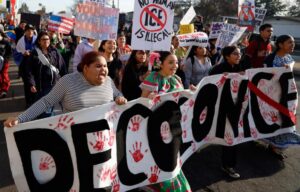 Hàng trăm học sinh tại Vùng Vịnh xuống đường phản đối ICE