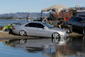 Triều cường dâng cao ở Bắc California, cảnh báo ngập lụt