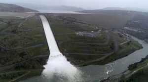 Nước Tràn Đập Oroville Sau Những Cơn Bão Lớn