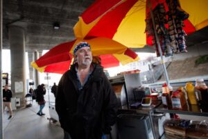 Siêu cúp bóng bầu dục ‘siết’ hoạt động kinh doanh, ‘The Hot Dog Dude’ bị ảnh hưởng