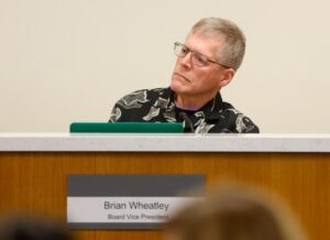 Bài hát chế giễu về súng của ủy viên trường học bị giáo viên phản đối