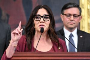 Nhóm của ông Trump vi phạm ranh giới giữa nhà thờ và nhà nước 27 Nhóm của ông Trump vi phạm ranh giới giữa nhà thờ và nhà nước