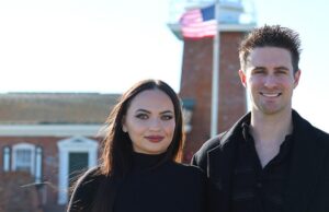 Cặp đôi Santa Cruz tìm lại tình xưa trên show Hallmark+