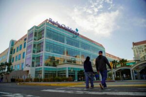 Một bệnh viện California khác ngừng các thủ tục và kê toa về giới tính