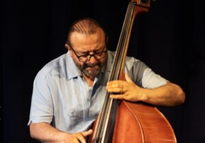Bassist Saul Sierra tạo âm thanh mạnh mẽ từ sự pha trộn các hương vị Latin 2 Bassist Saul Sierra tạo âm thanh mạnh mẽ từ sự pha trộn các hương vị Latin