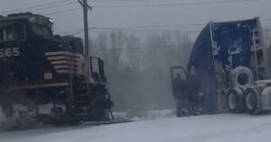 Xe tải đâm vào tàu hỏa ở Bắc Carolina