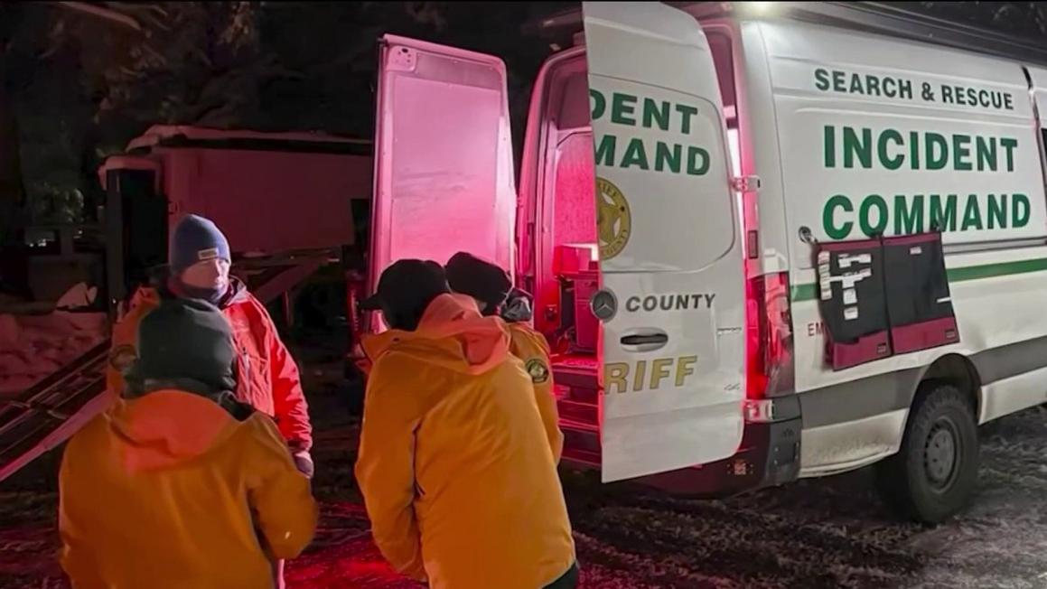 Người trượt tuyết thiệt mạng trong trận tuyết lở gần Truckee 1 Snowmobiler killed in avalanche near Truckee