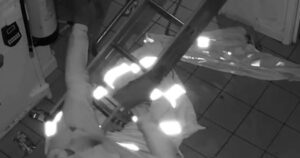 Tên trộm ‘vồ ếch’ khi tẩu thoát được camera ghi lại