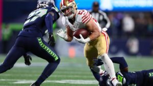 Cầu thủ Christian McCaffrey bị chấn thương trong trận đấu, nhưng đã trở lại