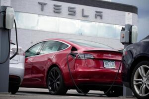 Tesla đối diện 8,313 vi phạm giao thông tiềm ẩn với FSD