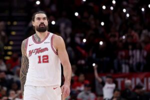 Trung Phong Steven Adams của Houston Rockets phẫu thuật mắt cá chân, kết thúc mùa giải