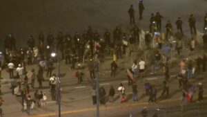 Ít nhất hai người bị tạm giữ trong các cuộc biểu tình chống ICE tại Los Angeles