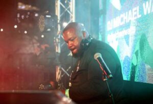 Huyền thoại nhạc Hip Hop Houston DJ Michael 5000 Watts nhập viện, gia đình cầu nguyện