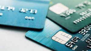 Tổng Thống Donald Trump Đề Xuất Giới Hạn Lãi Suất Thẻ Tín Dụng ở Mức 10%