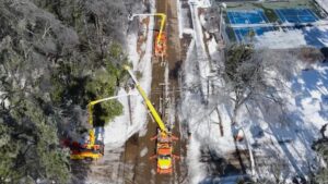 CÁC ĐỘI CỨU HỘ ĐUA CHUỒNG VỚI THỜI TIẾT LẠNH GIÁ TẠI MIỀN NAM