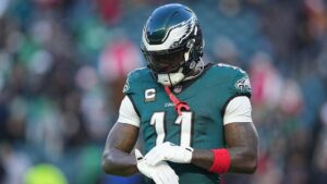 HLV và cầu thủ tranh cãi nảy lửa trên đường piste