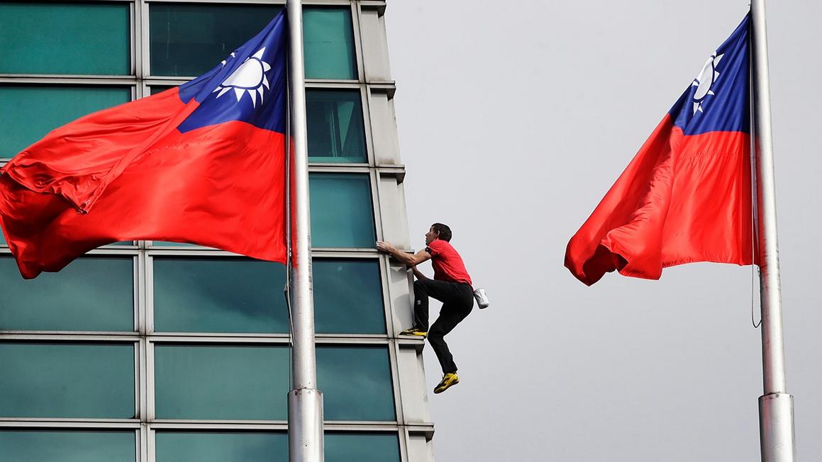 Vận động viên Alex Honnold chinh phục tòa nhà chọc trời Taipei 101 không dây 1 alex honnold climbing skyscraper next to flags