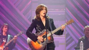 Nghệ sĩ nhạc đồng quê Amy Grant nhắc đến ‘6/1’ trong ca khúc mới