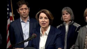 Thị trưởng Minneapolis, Thượng nghị sĩ Klobuchar kêu gọi ICE rời khỏi bang sau vụ nổ súng chết người 18 Thị trưởng Minneapolis, Thượng nghị sĩ Klobuchar kêu gọi ICE rời khỏi bang sau vụ nổ súng chết người