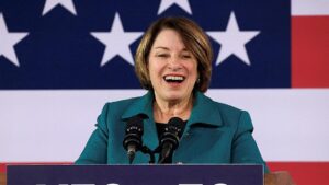 Thượng nghị sĩ Amy Klobuchar tranh cử thống đốc Minnesota sau vụ bê bối gian lận lớn của Tim Walz 9 Thượng nghị sĩ Amy Klobuchar tranh cử thống đốc Minnesota sau vụ bê bối gian lận lớn của Tim Walz
