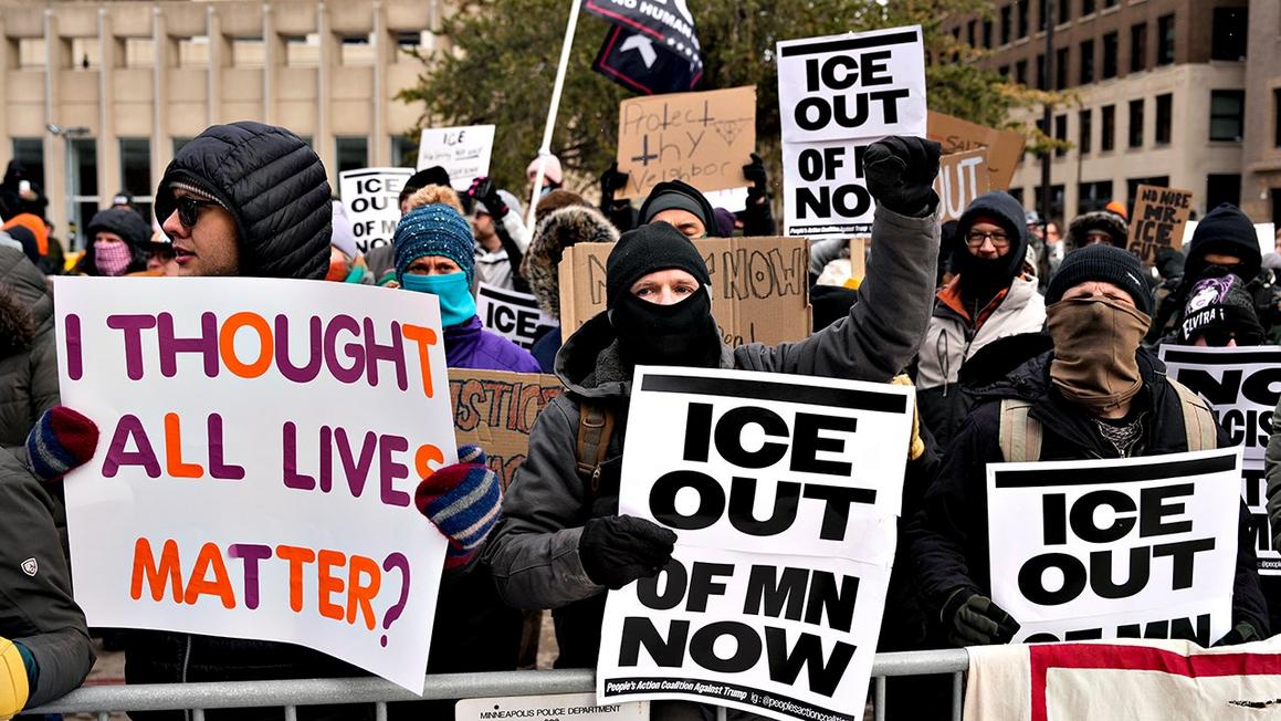 Sinh viên U. Minnesota liên kết với cực tả, dẫn đầu cuộc biểu tình 'National Shutdown' phản đối ICE 1 anti ice protest minneapolis 2 1
