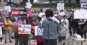 Biểu tình chống ICE tiếp diễn tại Houston sau vụ nổ súng ở Minneapolis 33 Biểu tình chống ICE tiếp diễn tại Houston sau vụ nổ súng ở Minneapolis