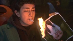 Video biểu tình lan rộng sau khi phụ nữ châm lửa đốt ảnh lãnh tụ Iran