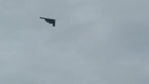 Máy bay ném bom B-2 Trễ hẹn, bay trên sân vận động Rose Bowl