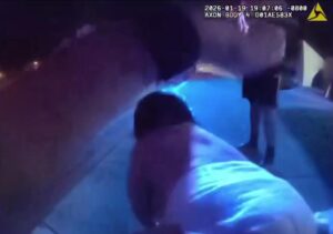 Viên cảnh sát Orange được vinh danh sau khi cứu em bé bị nghẹt thở