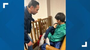 Cảnh sát Texas dùng hơi cay trấn áp người biểu tình tại cơ sở giam giữ khi dân biểu đến thăm cha con bị giam ở Minnesota 26 Cảnh sát Texas dùng hơi cay trấn áp người biểu tình tại cơ sở giam giữ khi dân biểu đến thăm cha con bị giam ở Minnesota