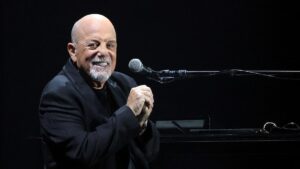 Billy Joel tái xuất sau khi hủy show vì bệnh não