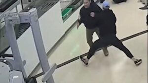 Lời khai mới công bố cho thấy khoảnh khắc nghi phạm vượt qua trạm kiểm soát TSA tại sân bay Atlanta bị một người qua đường vật ngã trong vài giây 20 Lời khai mới công bố cho thấy khoảnh khắc nghi phạm vượt qua trạm kiểm soát TSA tại sân bay Atlanta bị một người qua đường vật ngã trong vài giây