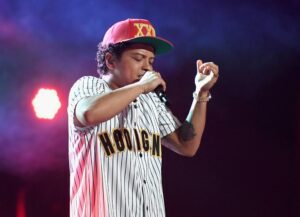 Bruno Mars lập kỷ lục doanh thu vé, vượt qua cả Taylor Swift