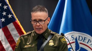 Cảnh sát và ICE đối đầu tại Minneapolis: Xe đâm, bắt giữ và phản đối