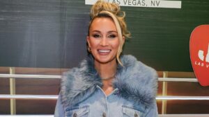 Brittany Aldean và chuyến đi chơi với bạn bè, khoe dáng với bikini