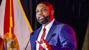 Dân Biểu Donalds: Dân Chủ Minnesota Kích Động Biểu Tình Chống ICE