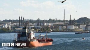 Tổng Thống Trump đe dọa áp thuế các nước bán dầu cho Cuba