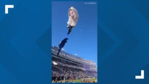 Vận động viên nhảy dù gặp sự cố tại giải đấu bóng bầu dục Armed Forces Bowl