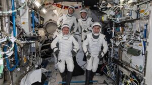 Phi hành gia NASA đáp xuống San Diego sau khi rời Trạm Vũ trụ Quốc tế