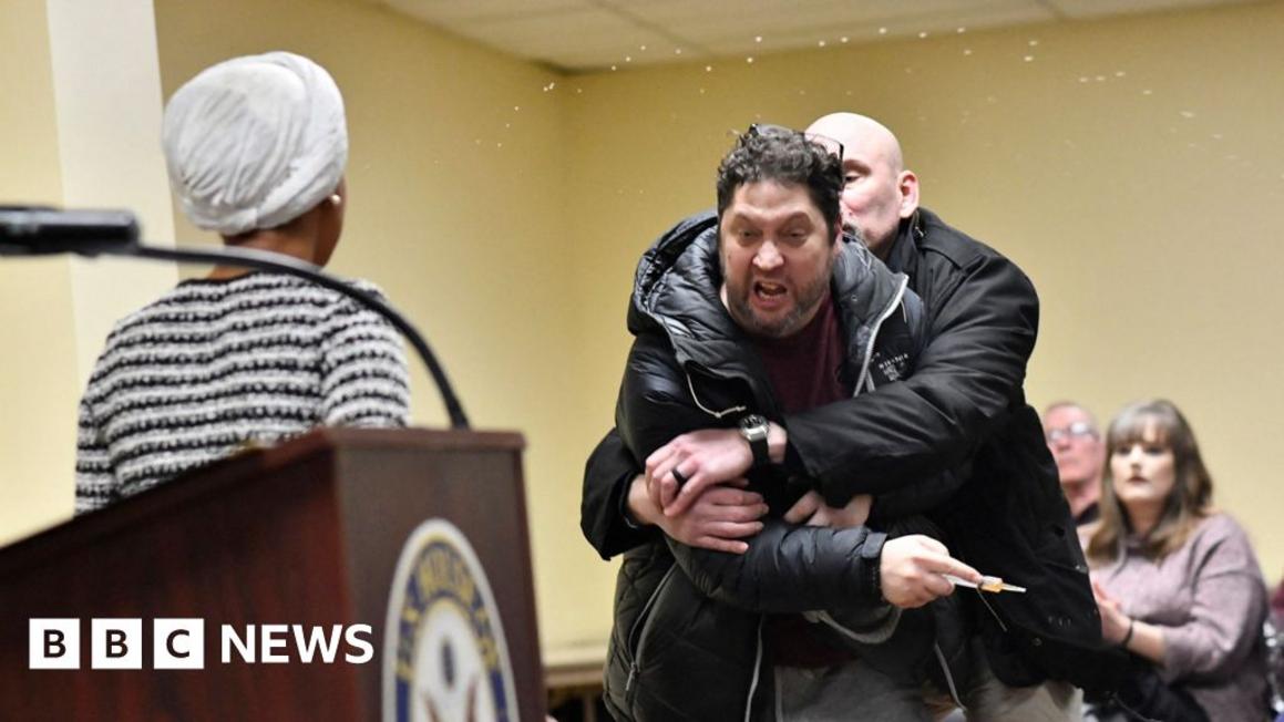 Nữ Dân Biểu Ilhan Omar Lên Tiếng Sau Khi Bị Phun Chất Lạ 1 c7d28fe0 fc1a 11f0 a47f d352a7d9988a